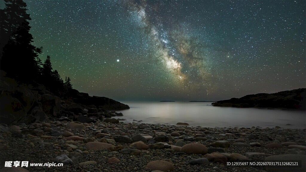 湖畔星空