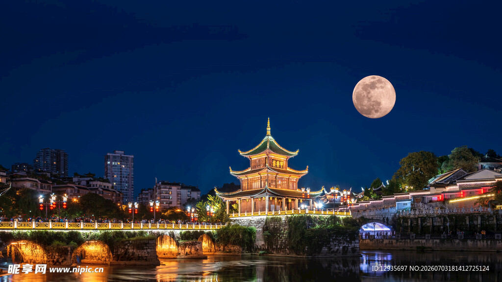 月夜中式建筑