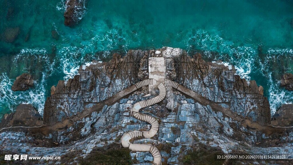 海边蜿蜒石阶