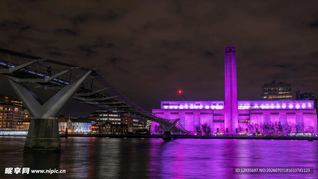 伦敦夜景中的璀璨建筑