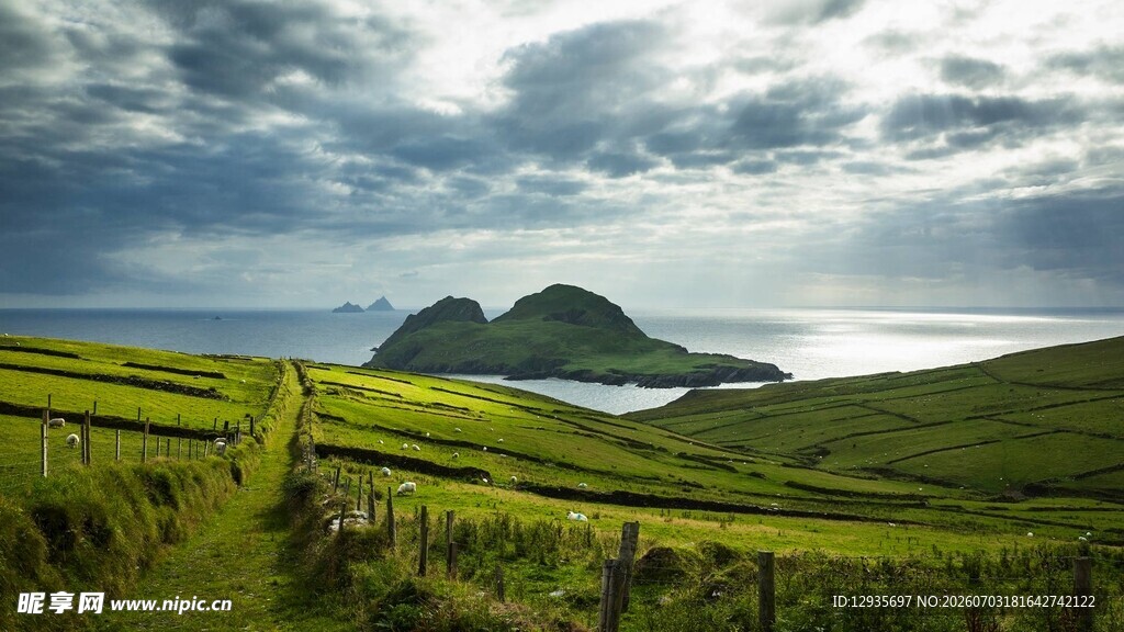 绿野青山间的壮丽海景