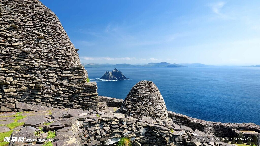 海边古老石砌建筑景观
