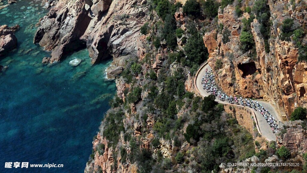 悬崖边蜿蜒的沿海公路