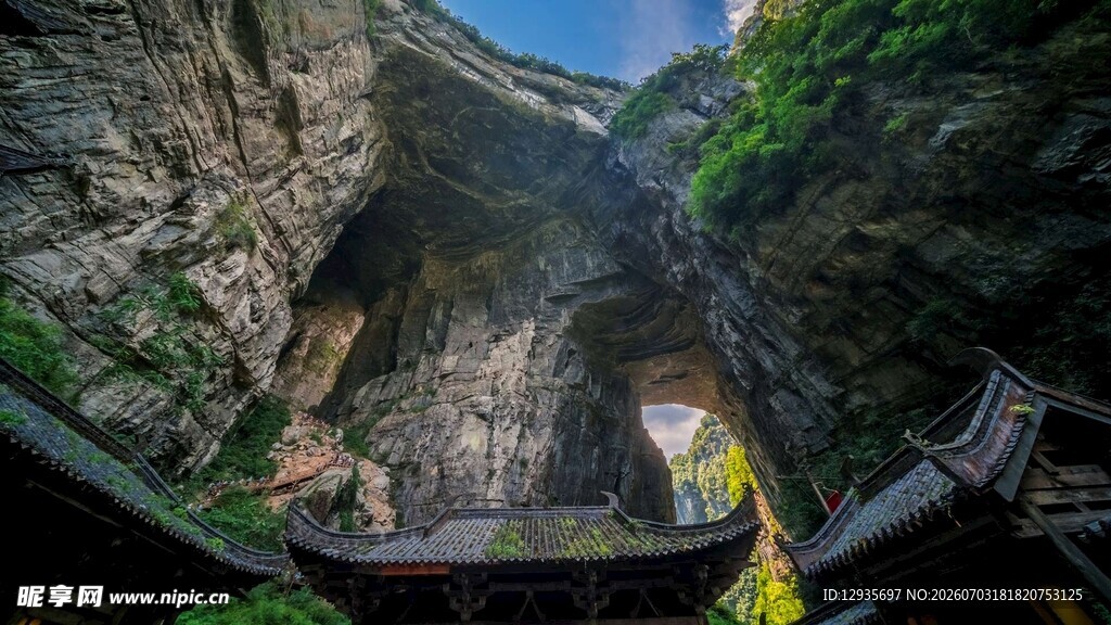 壮观峡谷中的建筑景观