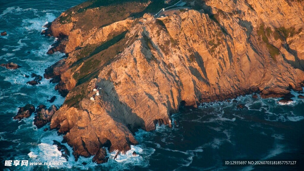 海岸边壮丽的嶙峋岩石