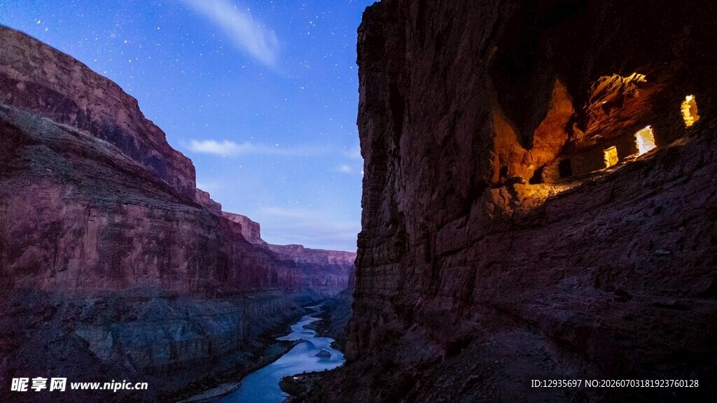 峡谷河畔夜景