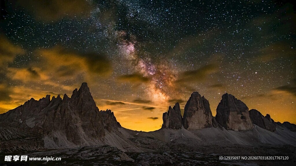 星空下的壮丽山峦景观