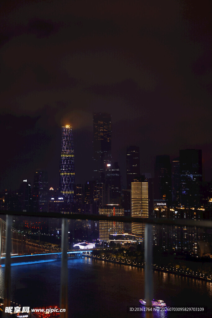 城市夜景中的桥梁与高楼
