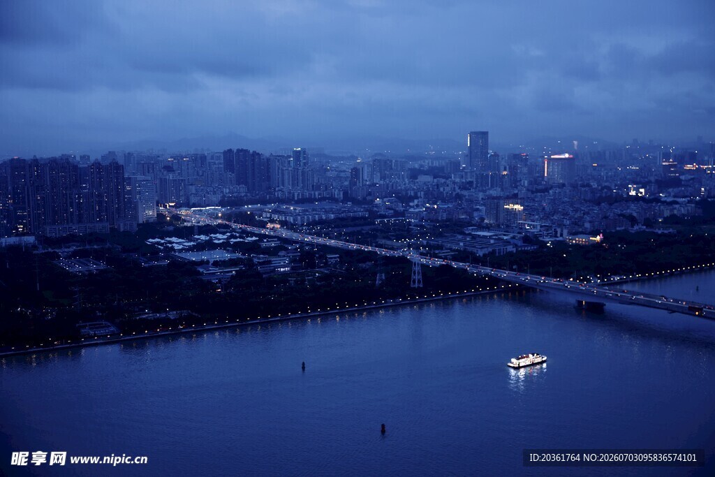 城市河畔暮色景观