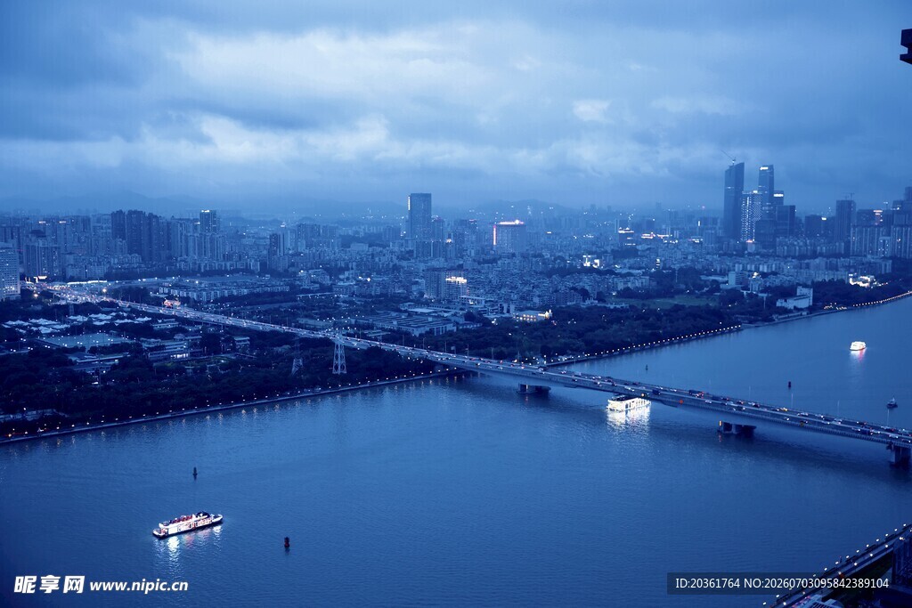 城市河畔夜景俯瞰