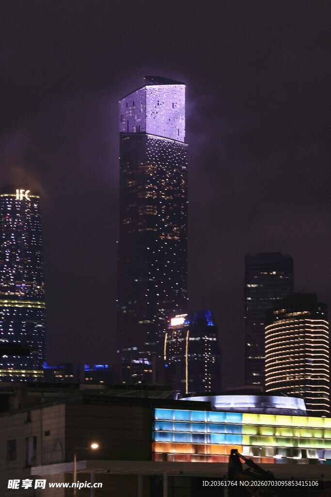 城市夜景中的璀璨高楼