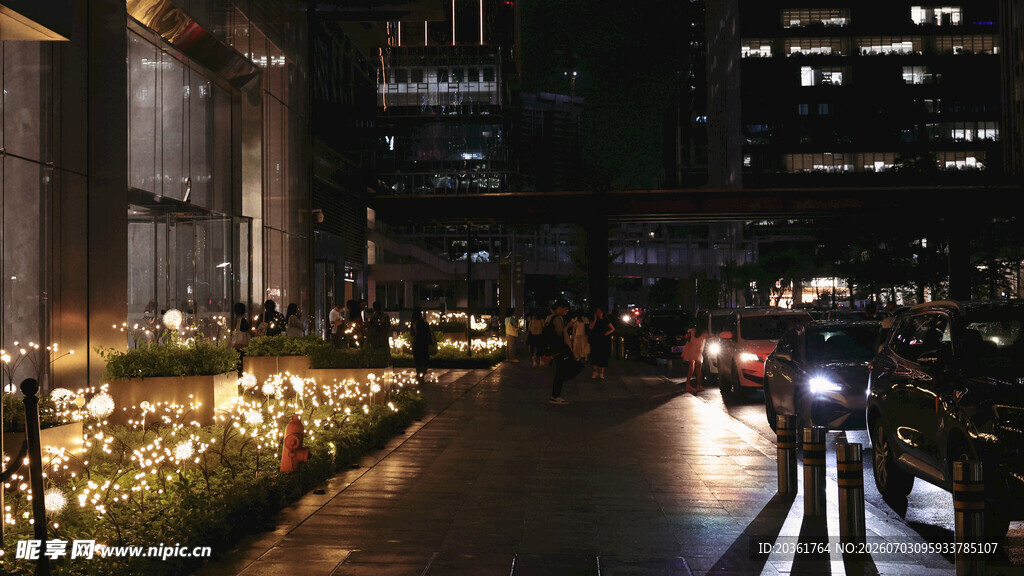城市夜晚街道的静谧景象
