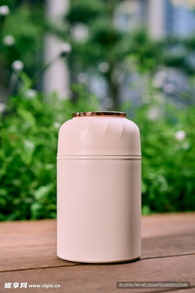 简约白色加湿器置于木桌
