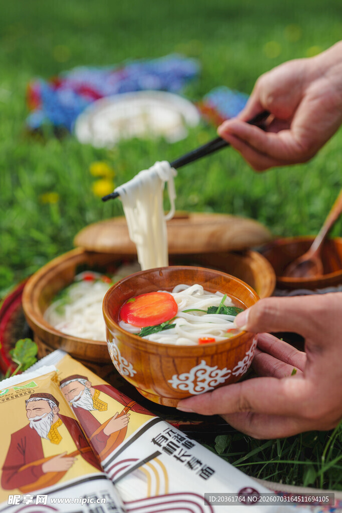 户外野餐中的美味汤面