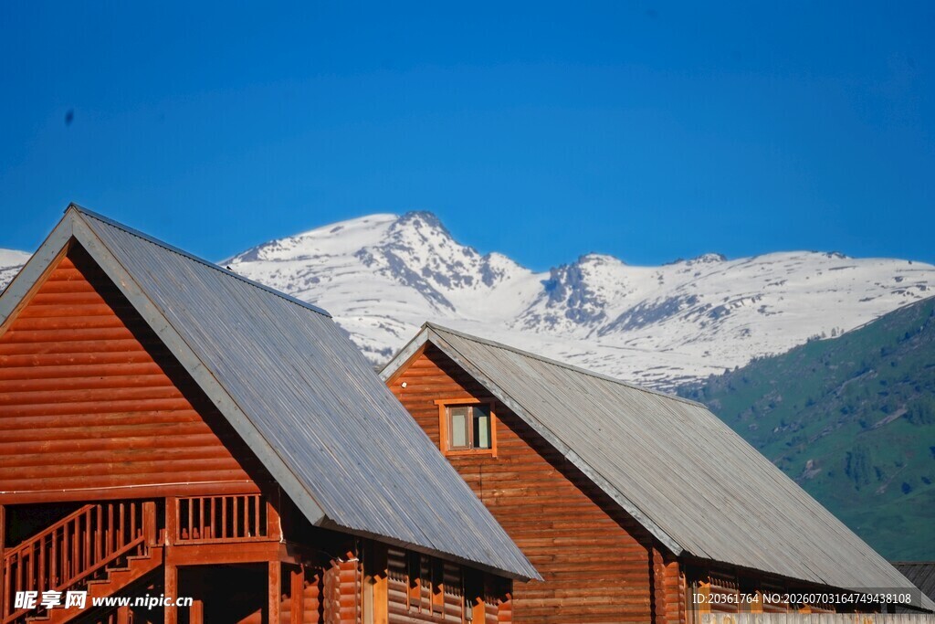 雪山下的木屋美景