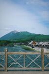 湖畔木栏望青山村落
