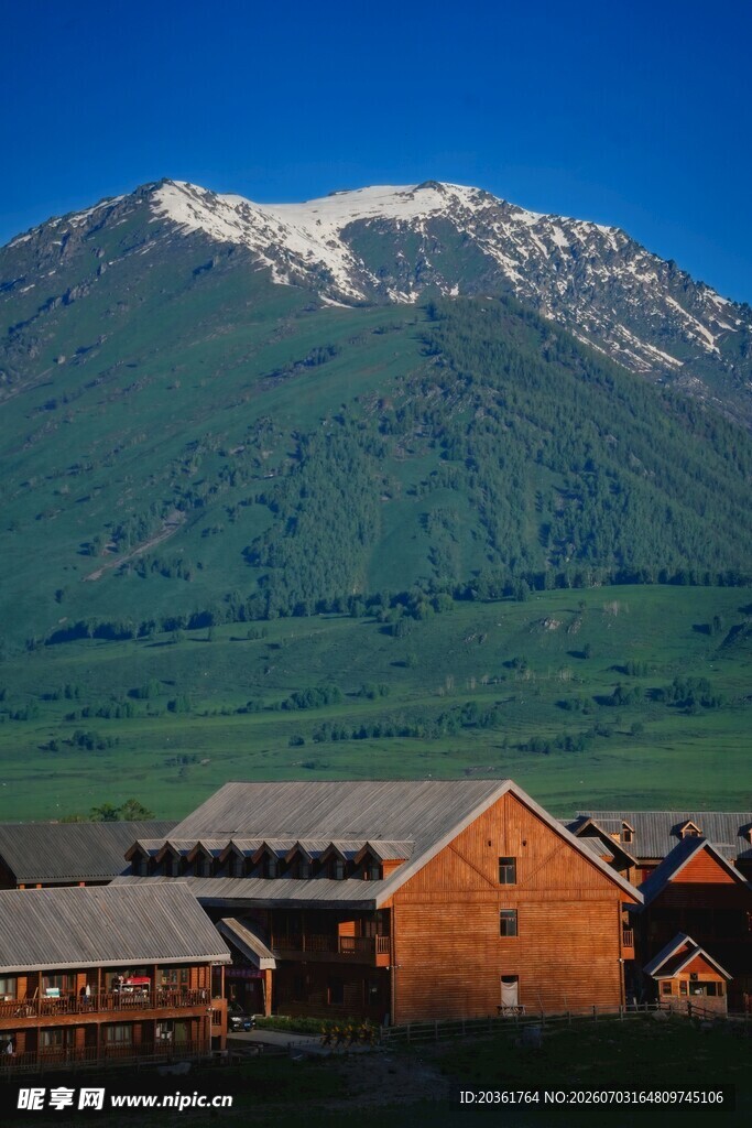 山间木屋与壮丽雪山景观