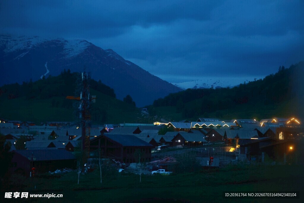 夜幕下的山间村落灯火