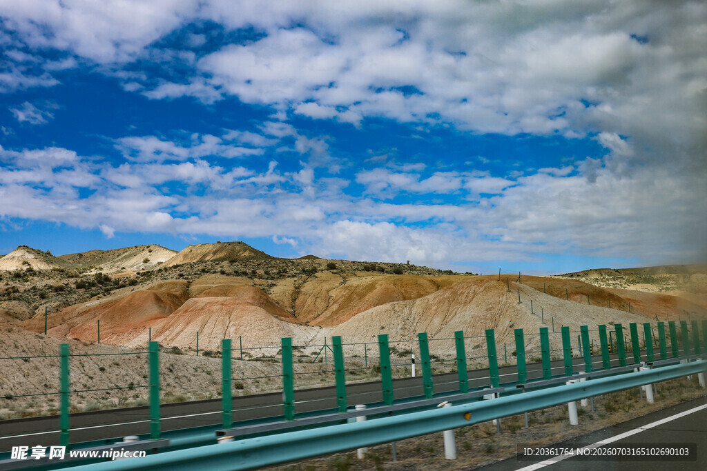 公路旁多彩山峦与护栏景观