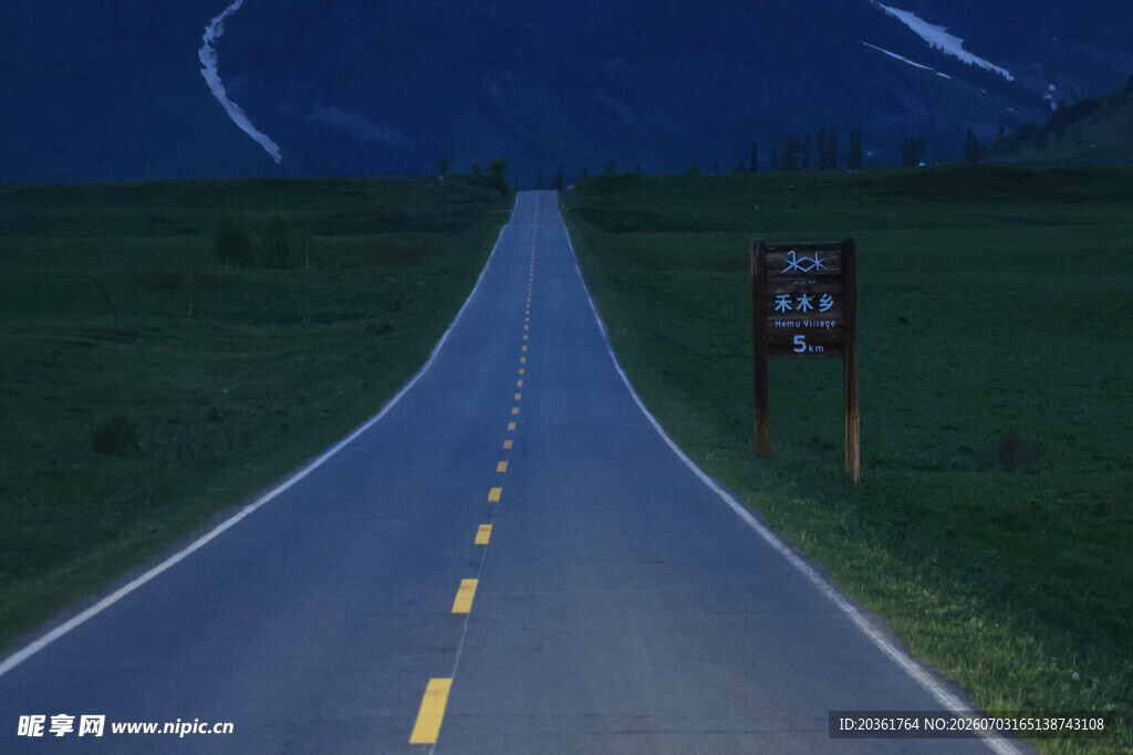 夜幕下的公路与指示牌