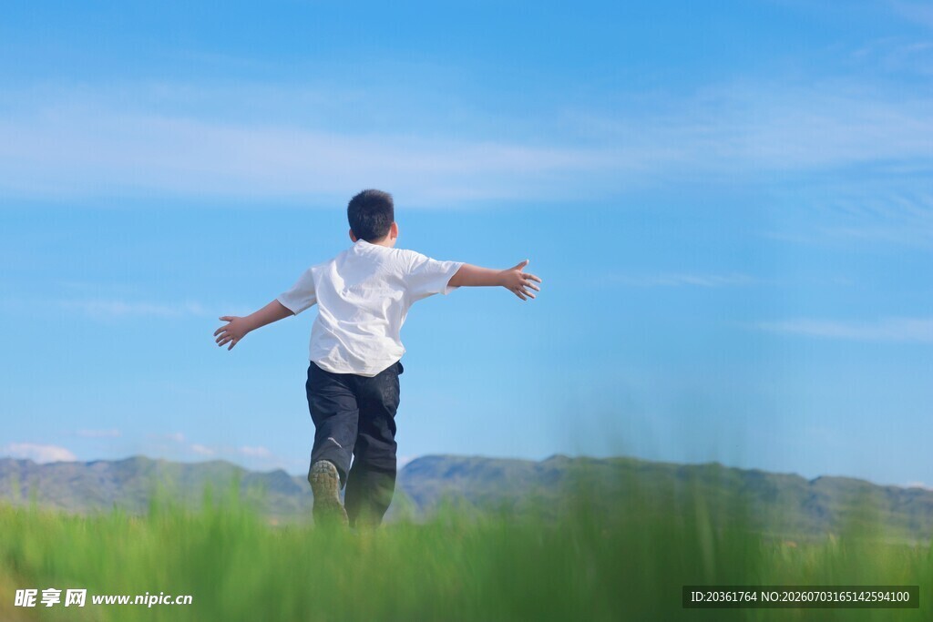 漫步草地的男子张开双臂