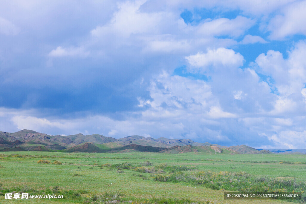 草原蓝天美景