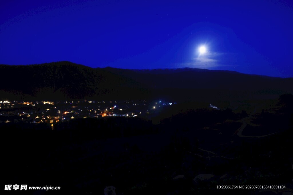 月夜下的城市与远山景色
