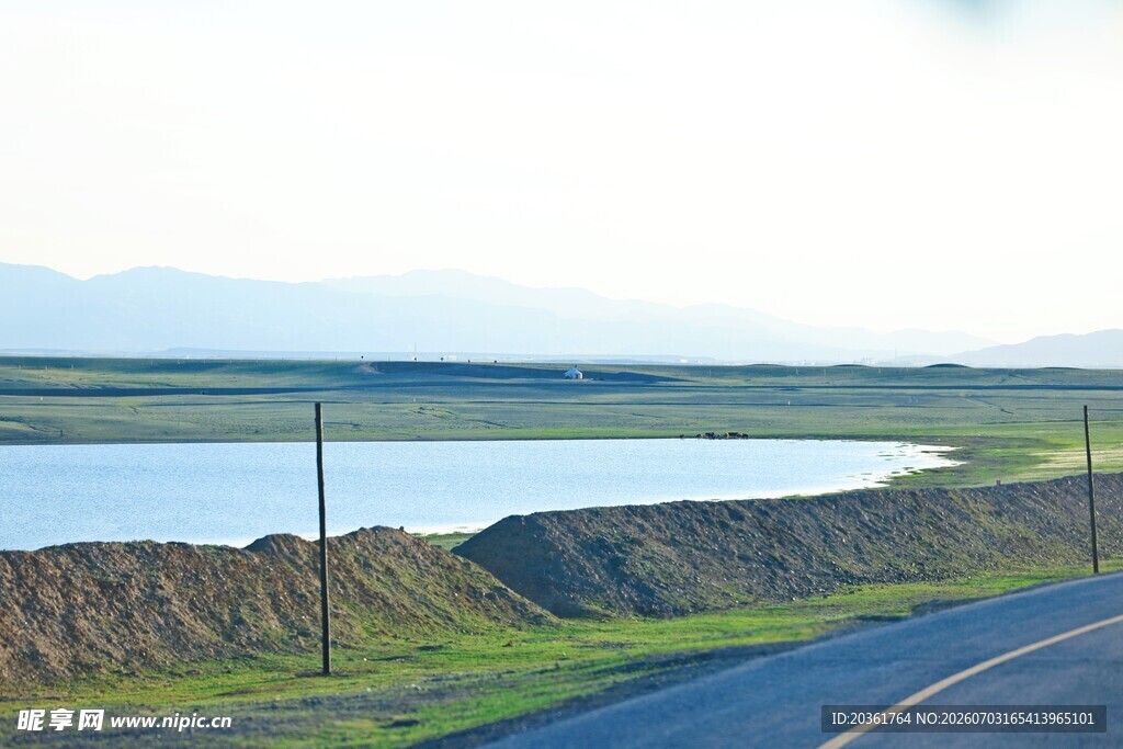 公路旁的开阔水域风景
