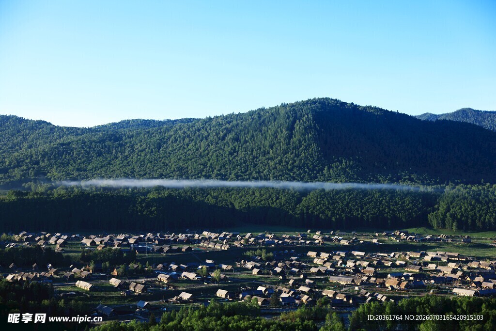 俯瞰山间村落美景