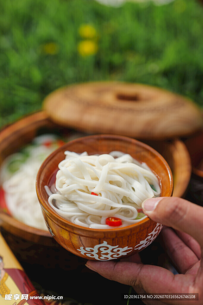 手捧美味面条