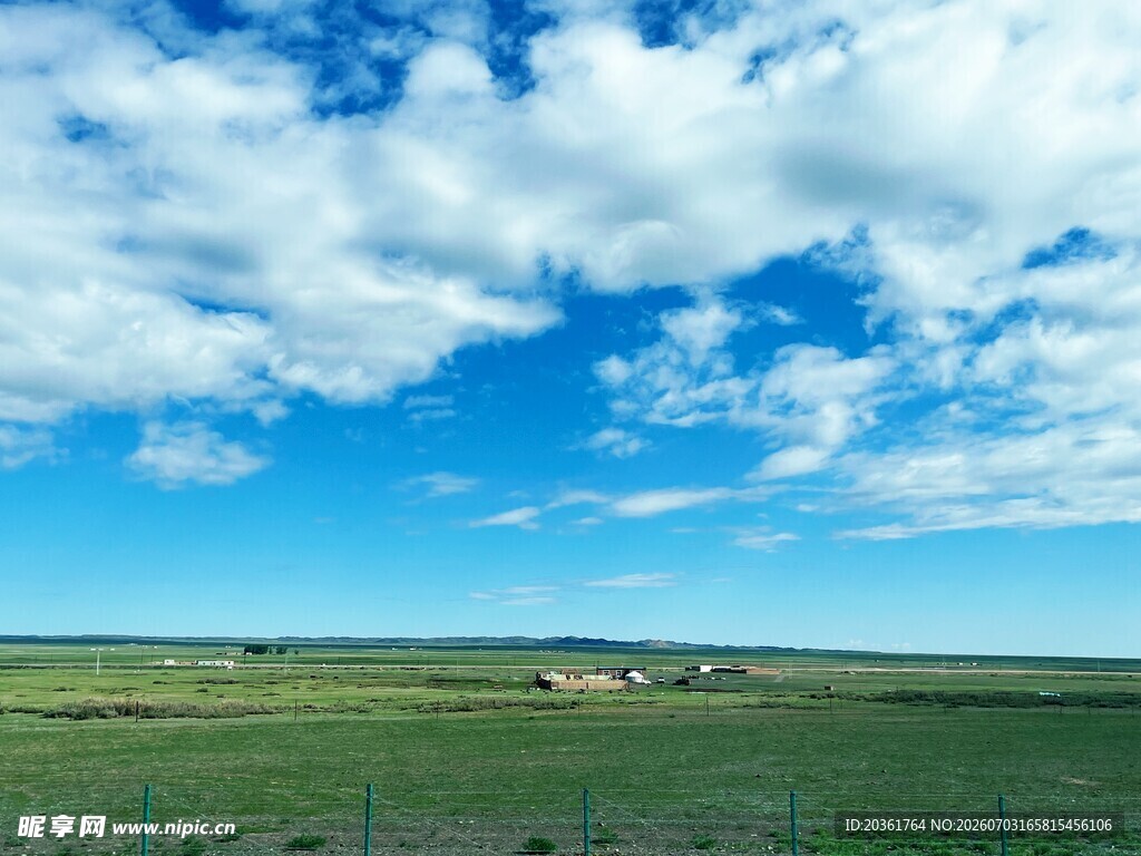 广袤草原蓝天白云美景
