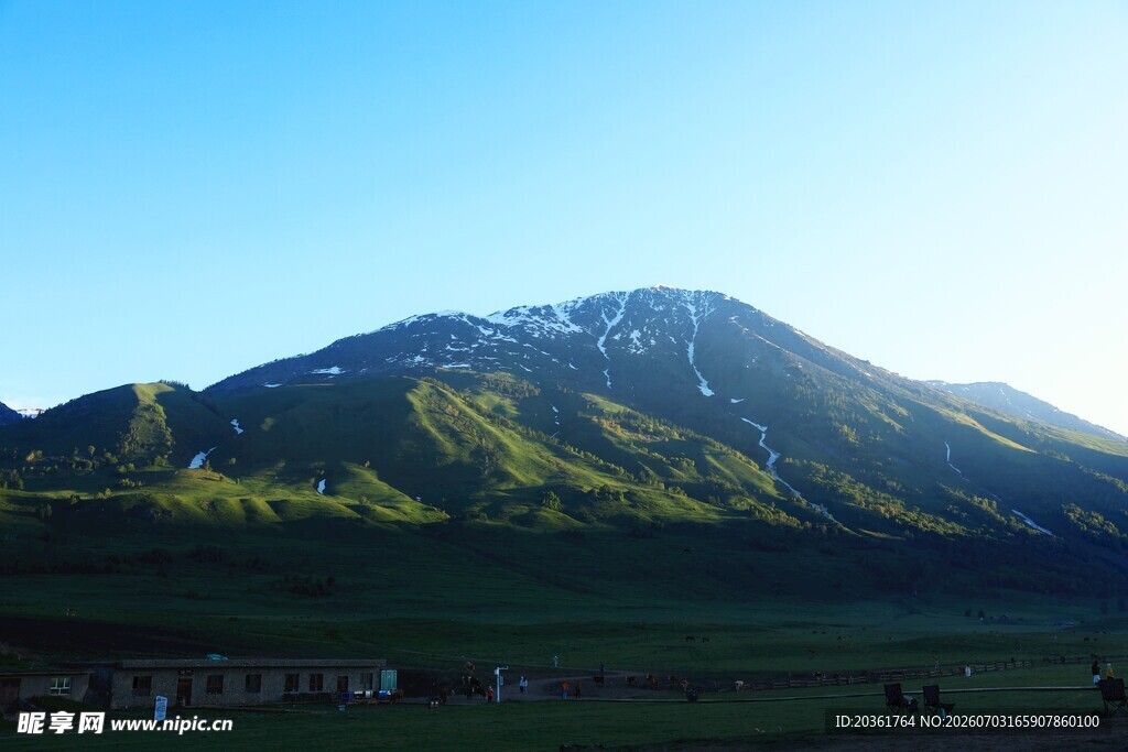 巍峨青山映蓝天