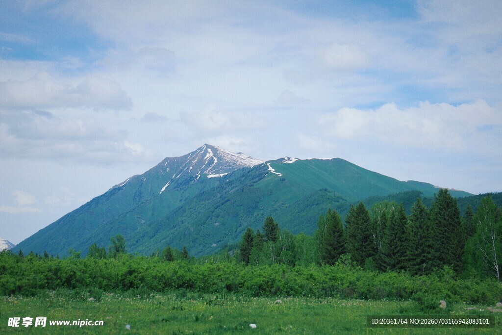 青山绿野间的秀丽山峰