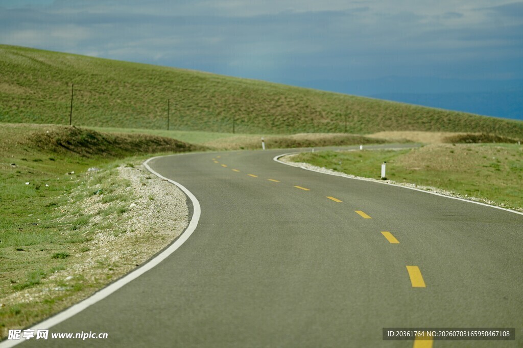 蜿蜒公路穿行于绿野之间