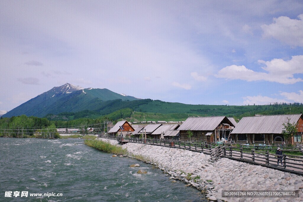 河畔木屋伴远山美景