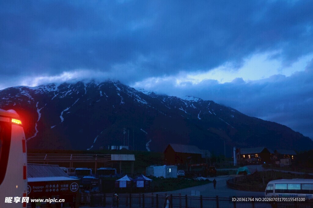夜幕下的山城与远山