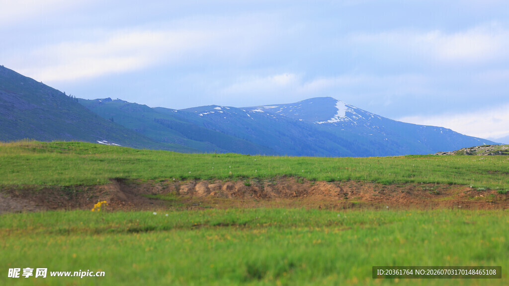 草原山峦美景图