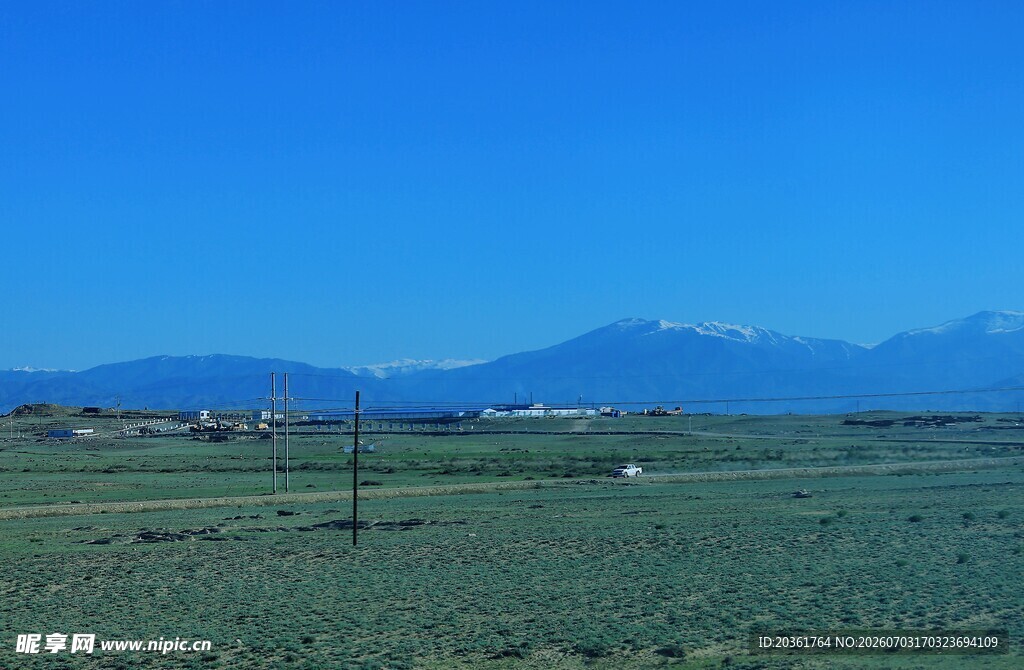 广阔田野与远处山峦风景