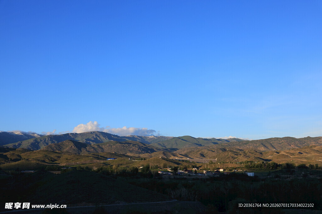 蓝天映衬下的山峦景色