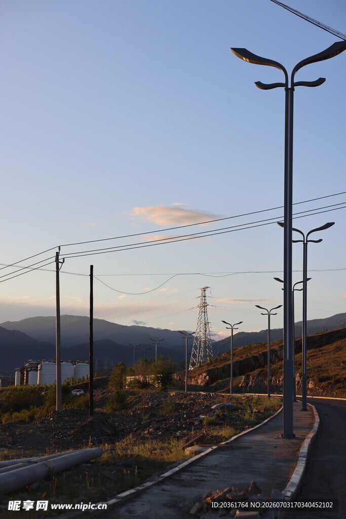 黄昏下的道路与路灯景观