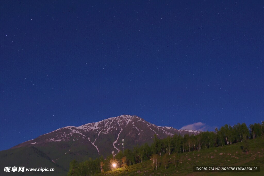 夜幕下的山景与林间微光