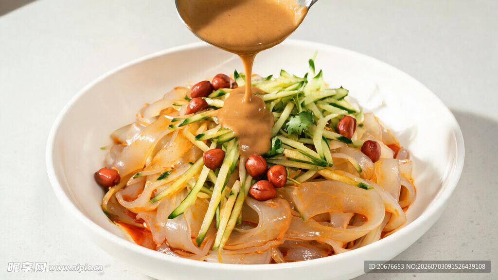 淋汁凉拌凉皮特色小吃美食实拍图