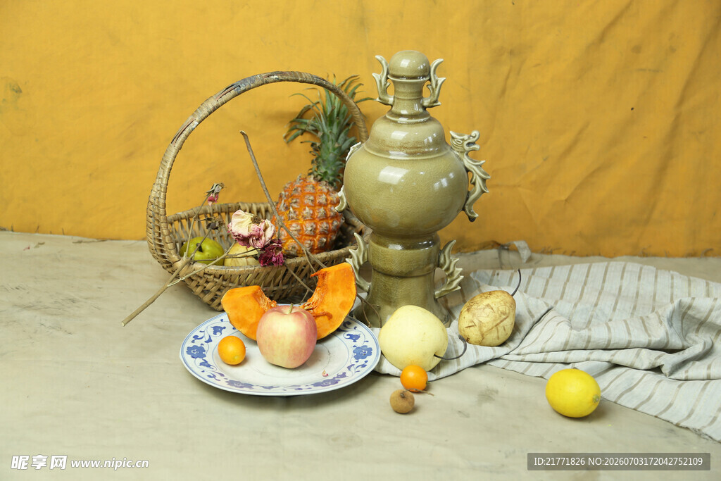 复古静物果篮与铜制器具