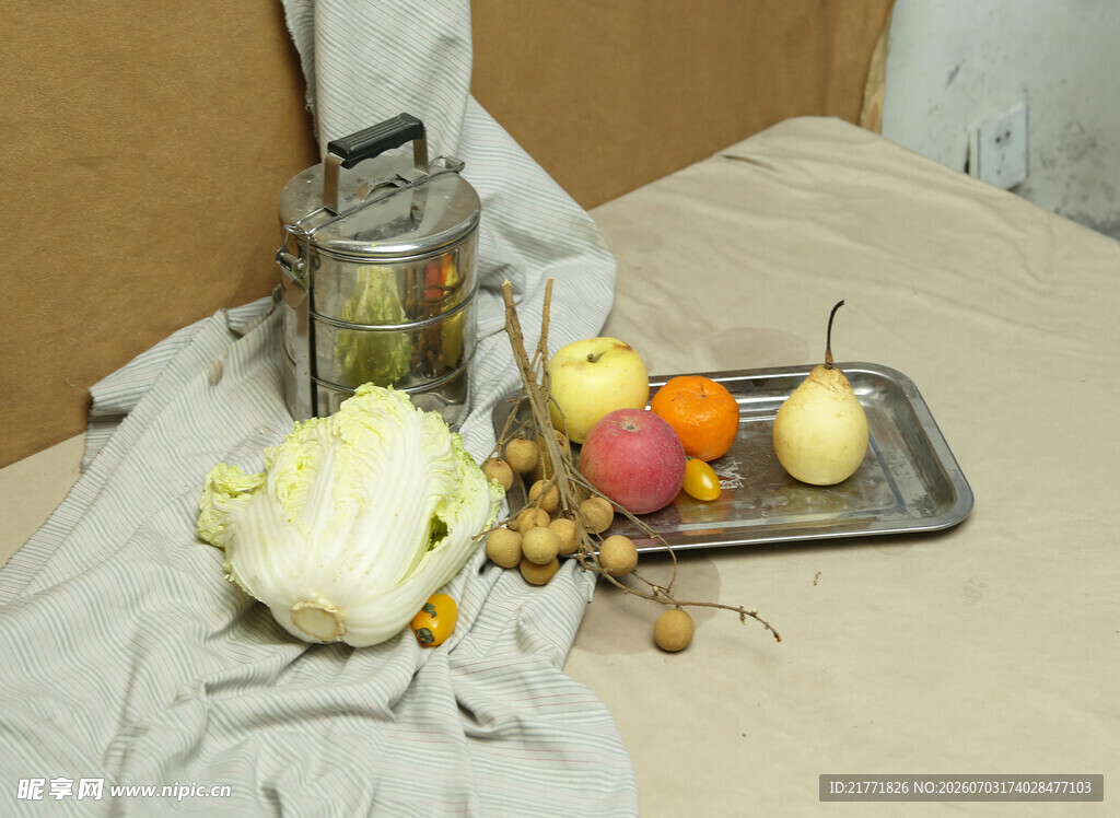 静物果蔬与复古提灯组合
