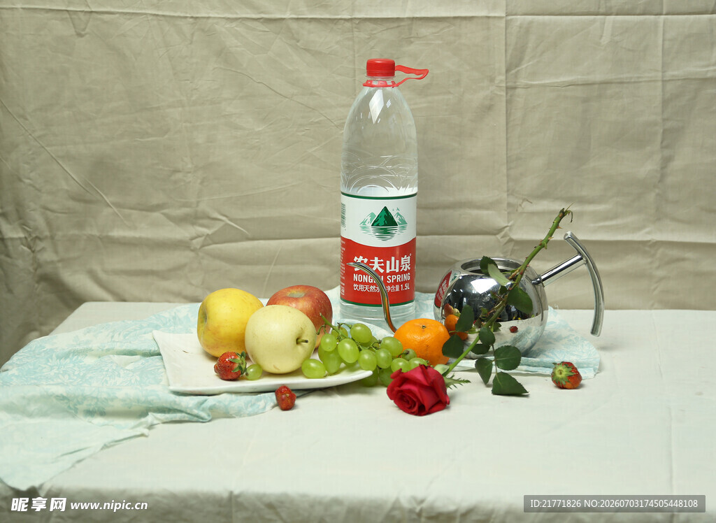 静物组合瓶果与花饰