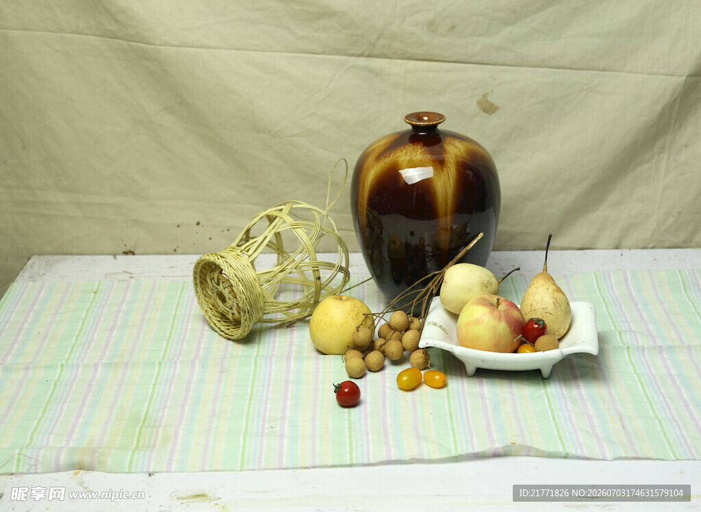 静物陶瓷与果实组合
