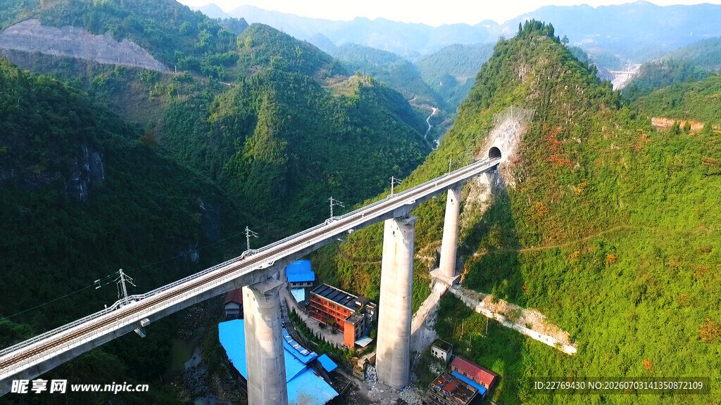 山间高架桥 壮美风景线