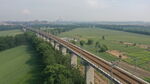 田野上的铁路高架桥