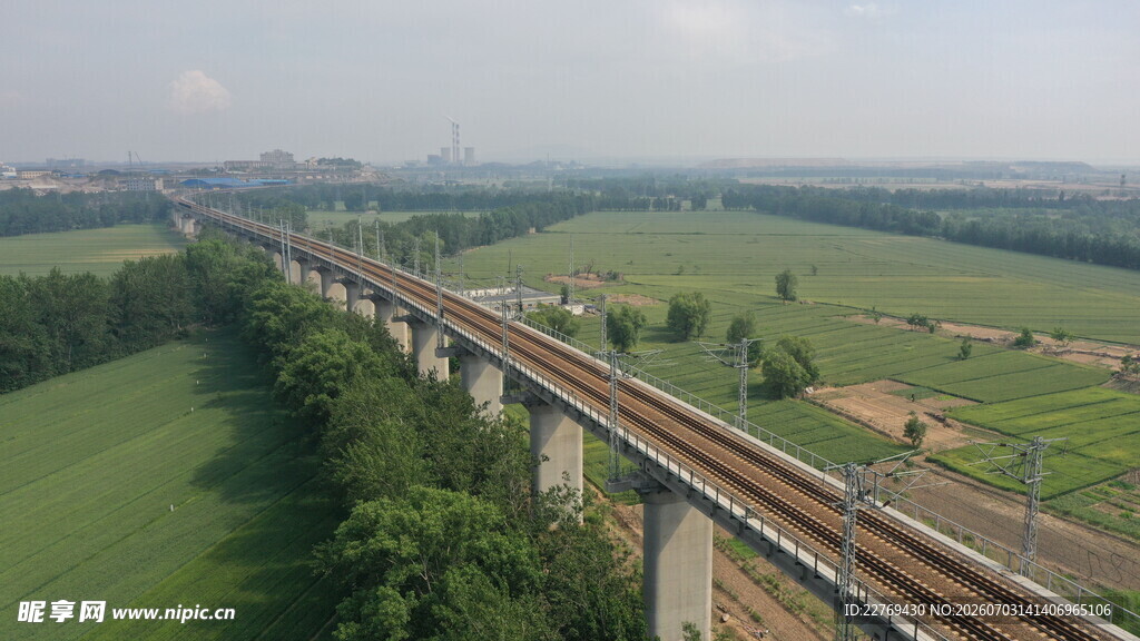 田野上的铁路高架桥