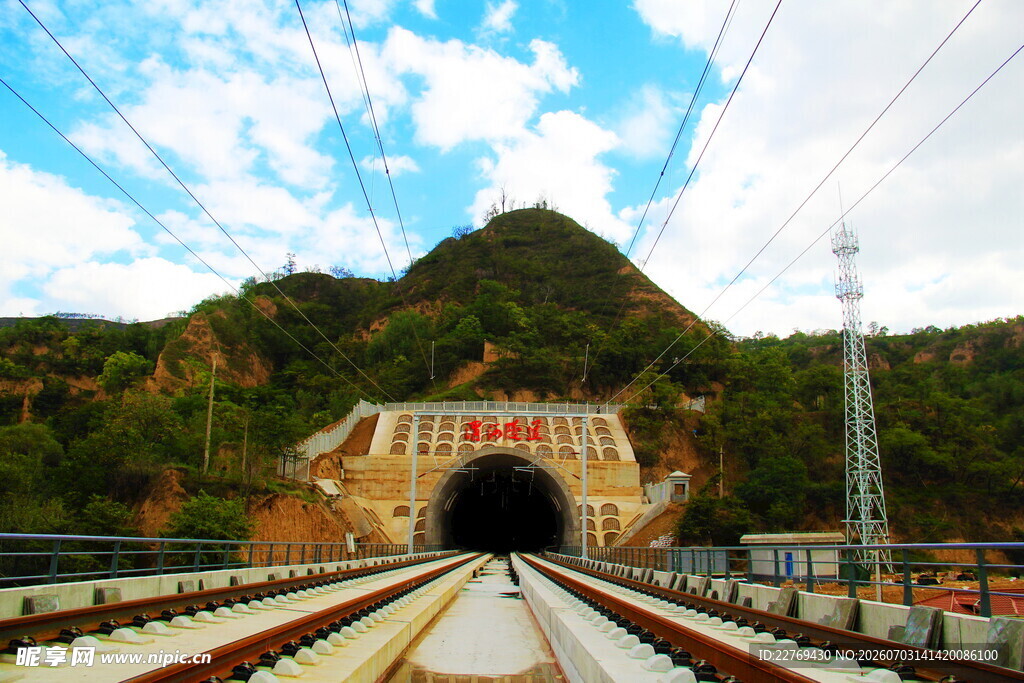 山间铁路隧道入口景观